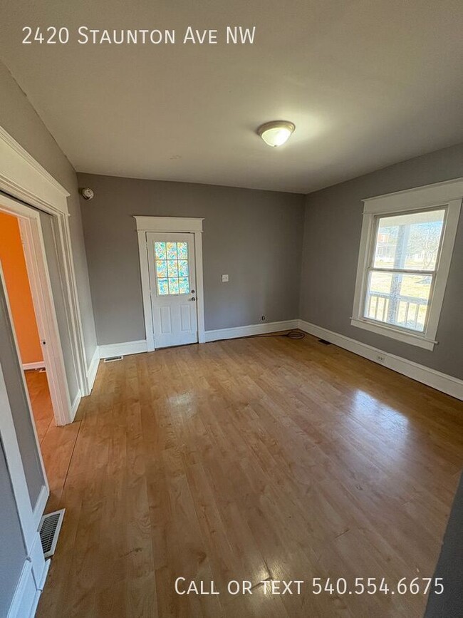 Building Photo - 4 Bed 2 Bath House off Orange Ave! (EXCUSE...