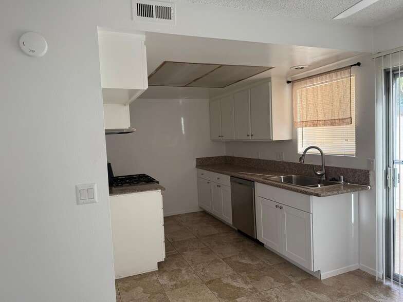 Kitchen - 1340 E Stearns Ave