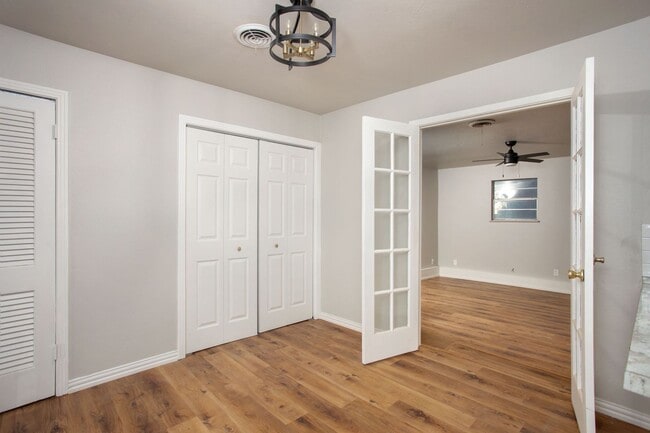 Building Photo - Fully updated Sunrise Home