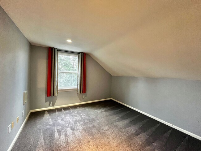 Building Photo - Cozy Bremerton Home on Large Corner Lot