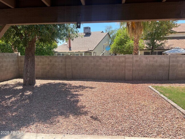 Building Photo - 728 N Hazelton Dr