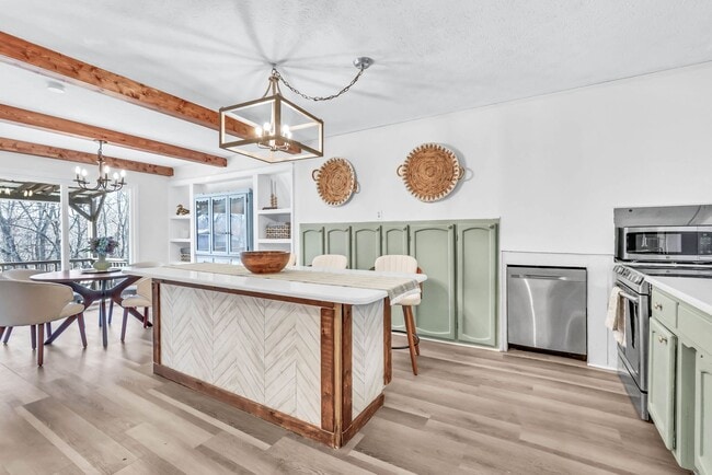 Building Photo - 398 Frontier Ln