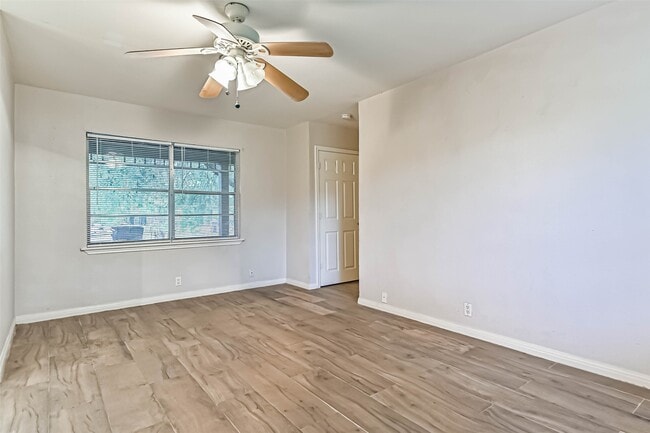 Building Photo - 6425 N Ridgecrest Dr