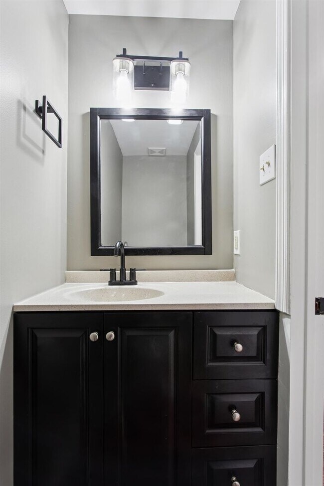 Building Photo - End-Unit 3BR Townhome Courthouse Green Near Fort Eustis