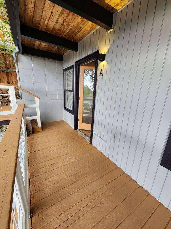 Building Photo - Beautifully Remodeled 2 bed 1 bath unit in...