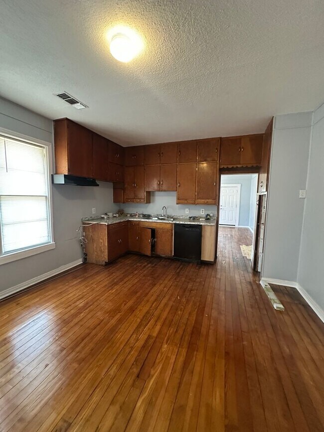 Building Photo - 1700 S Lincoln St