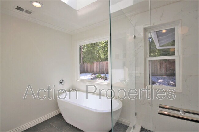 Building Photo - 1074 Highlands Cir