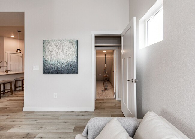 Building Photo - 3 Bedroom End Unit Luxury Townhome in Moun...