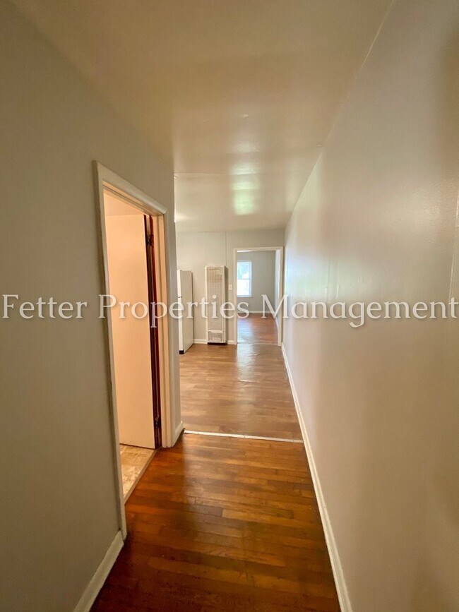 Building Photo - 1228