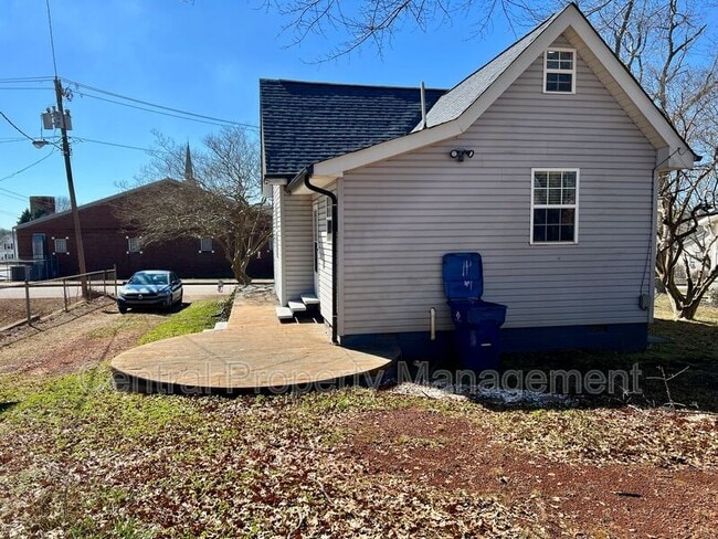 Building Photo - 3 Poplar St