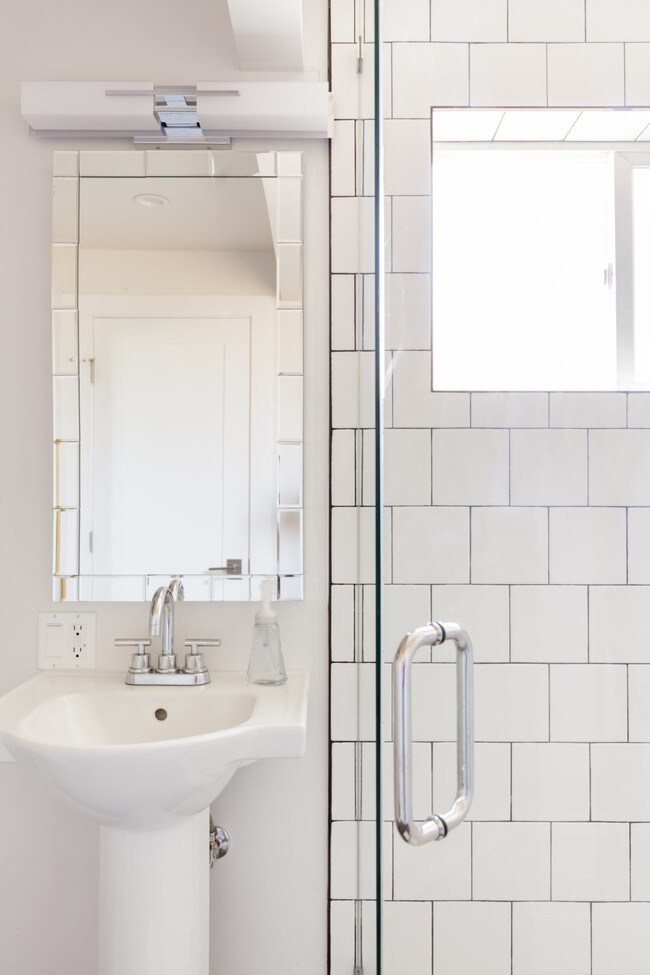 Building Photo - 1523 Morton Terrace