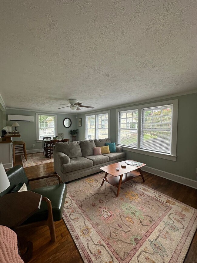 Building Photo - One Bedroom Garage Apartment in 5 Points!!