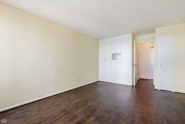 Building Photo - 6030 N Sheridan Rd