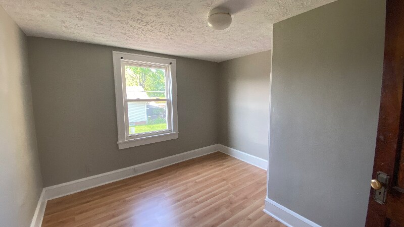 Building Photo - 1153 Roslyn Ave SW