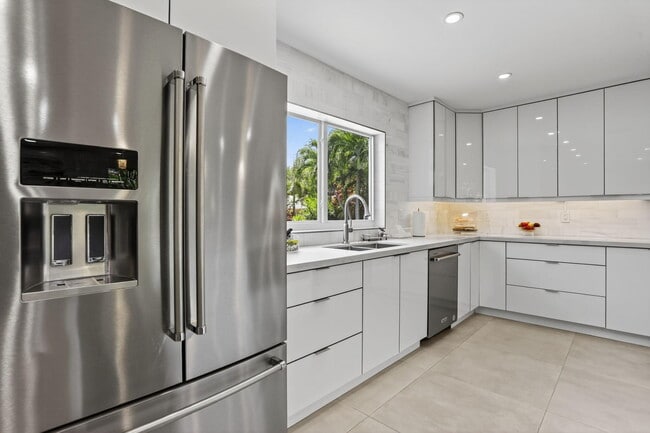 Building Photo - 600 NE 4th St