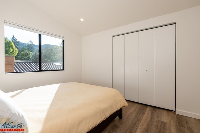 Building Photo - Stunning Penthouse | Designer Materials