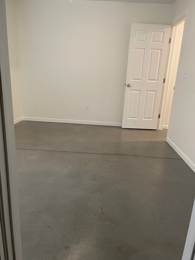 Building Photo - 3 Bedroom 2 bath Duplex with Garage Near WSU