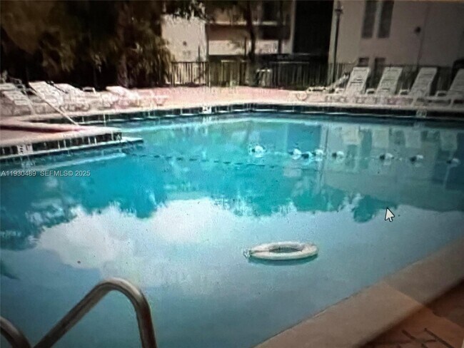 Building Photo - 8810 Fontainebleau Blvd