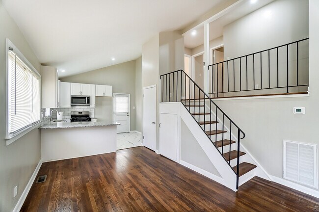 Building Photo - 717 Forest Dr
