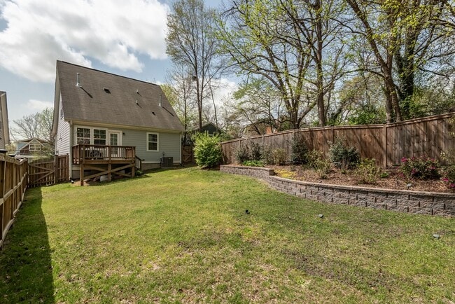 Building Photo - Beautifully Updated 3 Bedroom, 2.5 Bathroo...