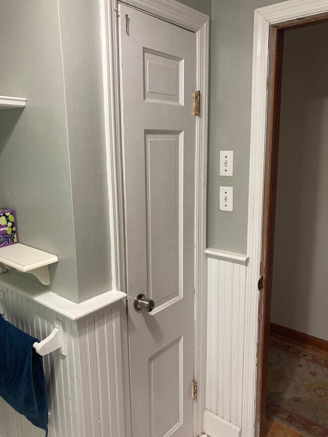 Building Photo - 3 bedroom, 1 bath House: Available August ...