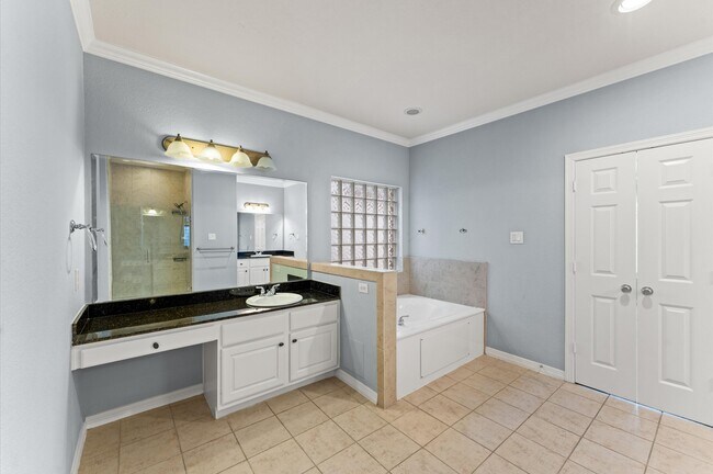 Building Photo - 10106 Holly Chase Dr