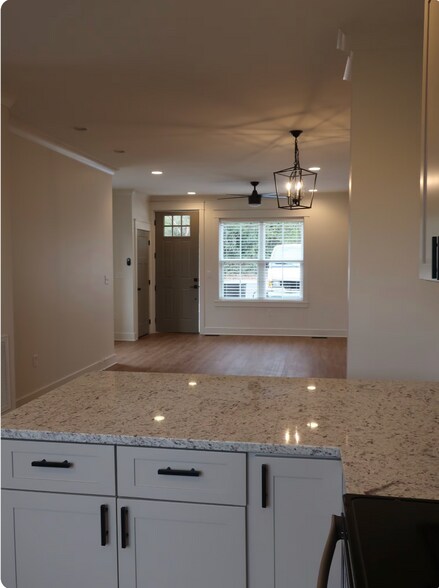 Building Photo - 2747 Jersey Ave