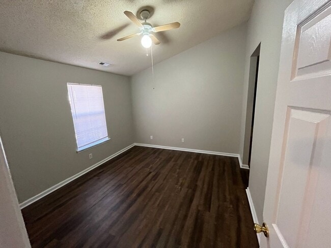 Building Photo - Inviting 3-bedroom, 2-bathroom Home on a C...