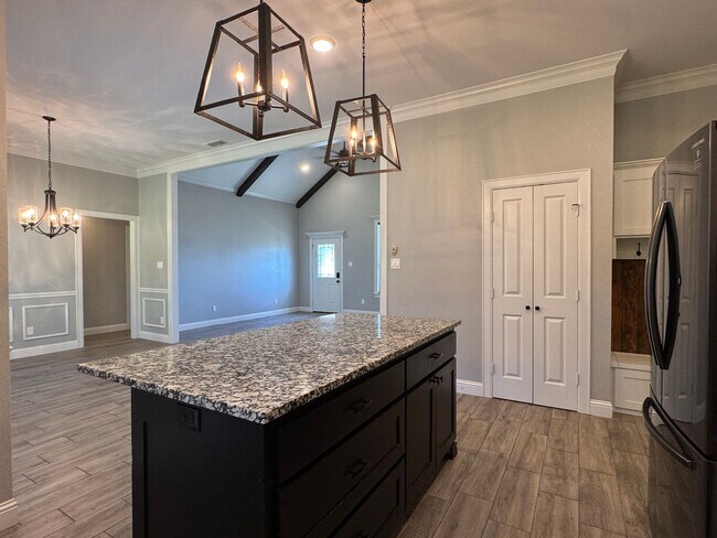 Building Photo - 205 Meadow Ln