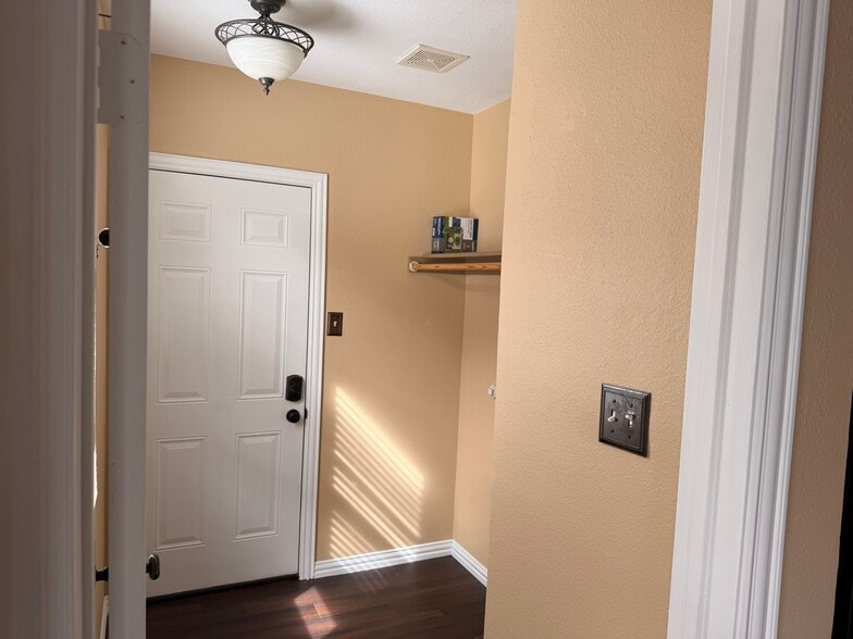 Building Photo - 10133 Sanden Dr