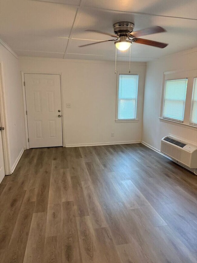 Building Photo - 605 Betty St