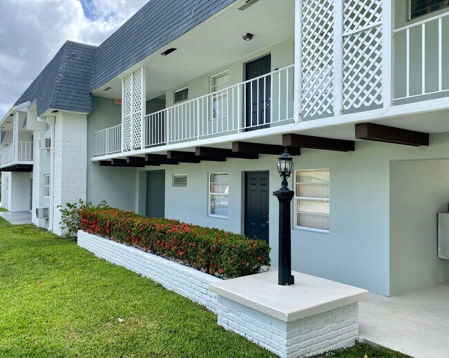 Building Photo - 985 Manor Dr