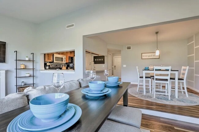 Building Photo - Townhome in Davenport now Available!