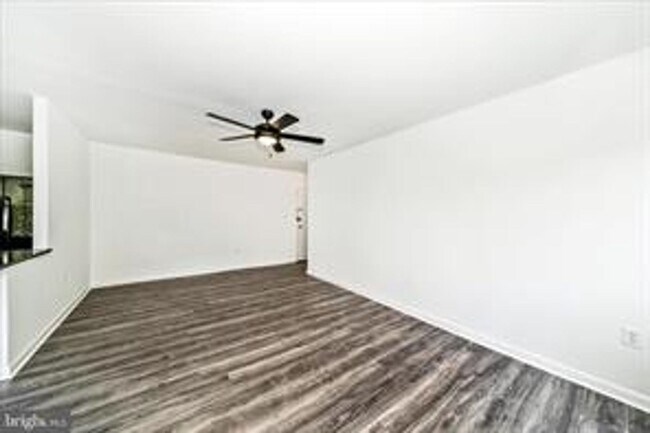 Building Photo - TOP FLOOR CONDO WITH QUIET VIEW