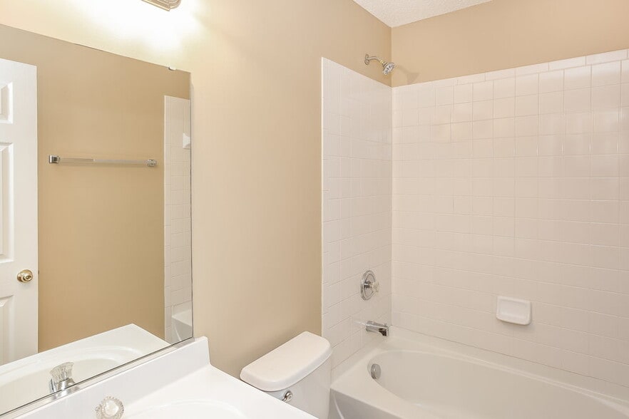 Building Photo - 5900 Hewitt Dr