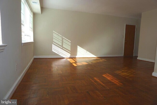 Building Photo - 1322 Fort Myer Dr