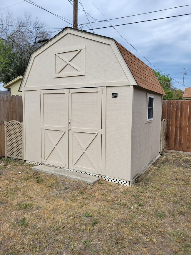 Building Photo - 3bd/2ba house close to major shopping, restaurants, and Ft. Hood!