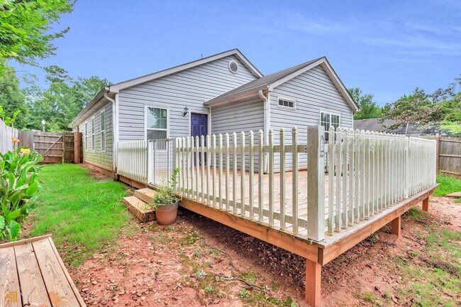 Building Photo - Charming 3 bedroom 2 bath Ranch style home...