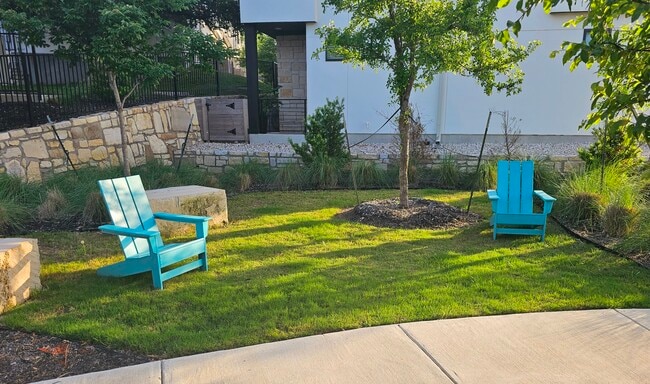 Park-like setting - 2050 Lohmans Spur Rd