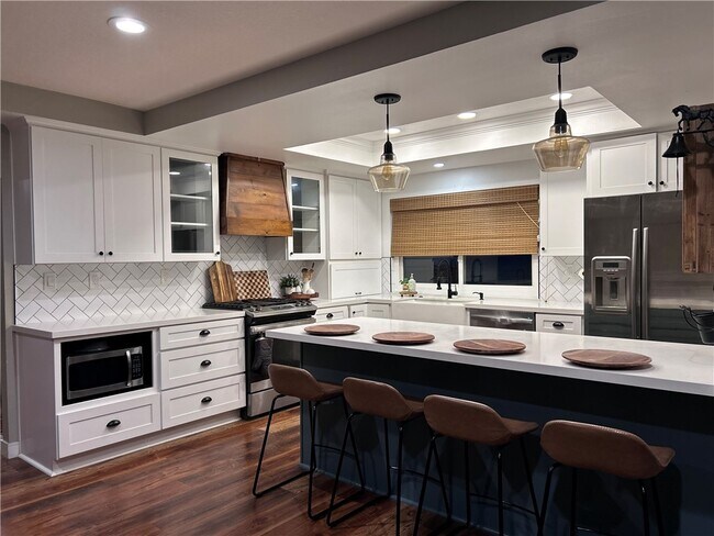 Building Photo - 701 Longfellow Dr