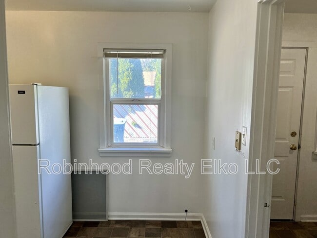 Building Photo - 140 1/2 West Court Street