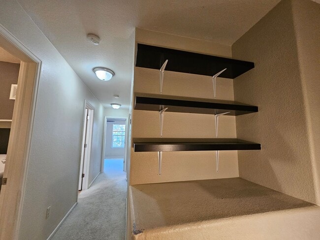 Building Photo - Beautiful Townhome - Great Location - Gara...