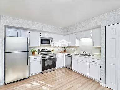 Building Photo - 15675 Ferncreek Dr