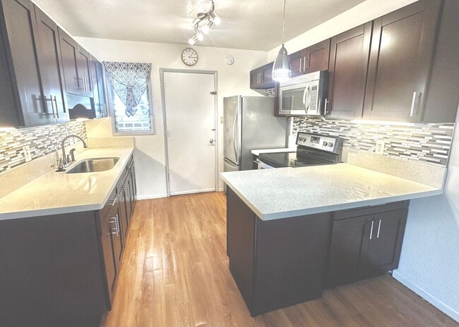 Building Photo - SPACIOUS TOWNHOUSE 2 BED/1.5 BATH/1 PRKG, ...