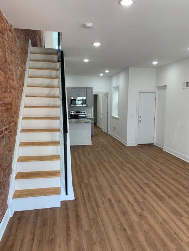 Building Photo - Single Family Strawberry Mansion