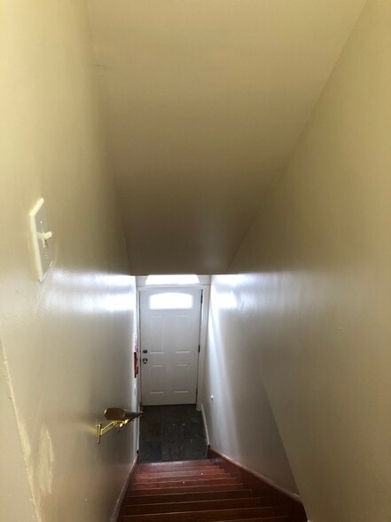 APARTMENT ENTRY - 1800 S 8th St