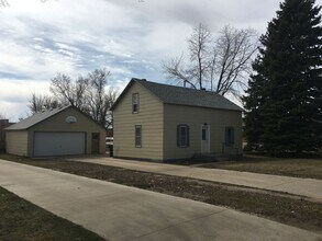 Building Photo - 3 Bed 1 Bath with Double Stall Garage