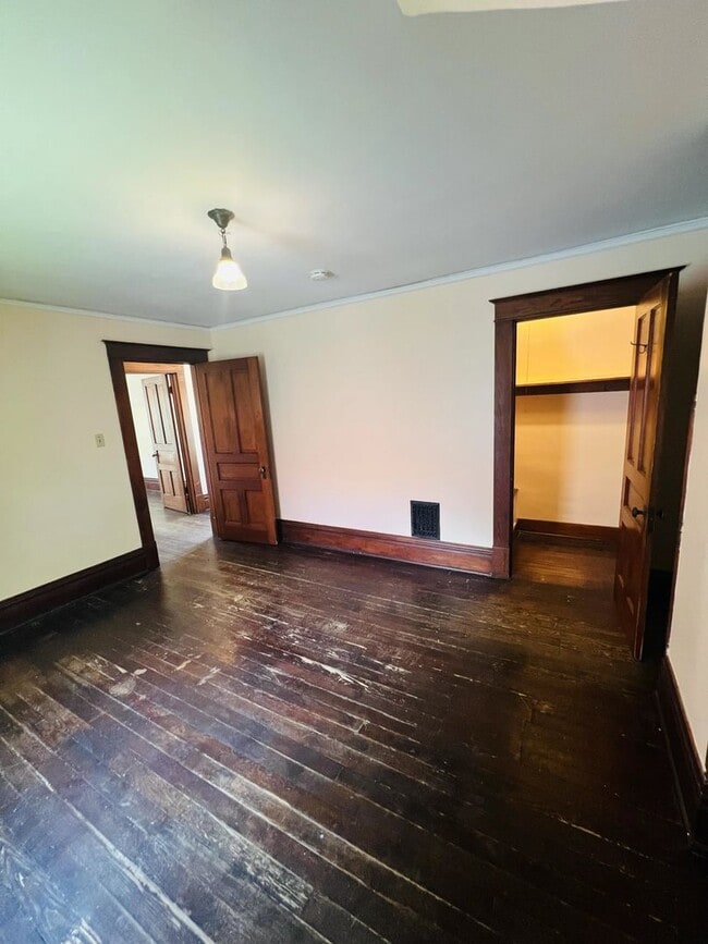 Building Photo - 710 E Davenport St