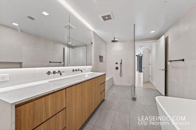 Building Photo - 1332 8th St NW