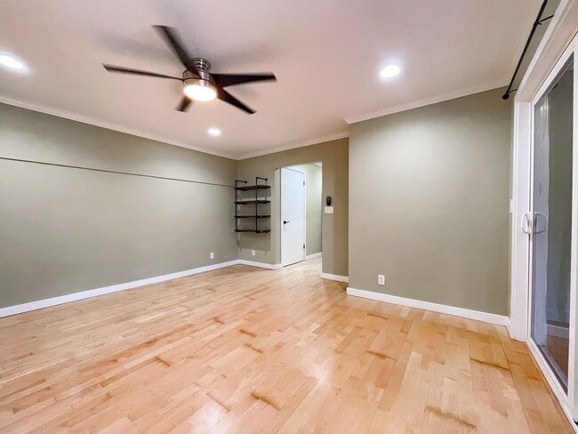 Building Photo - Pet Friendly 2-Bedroom Palolo Duplex
